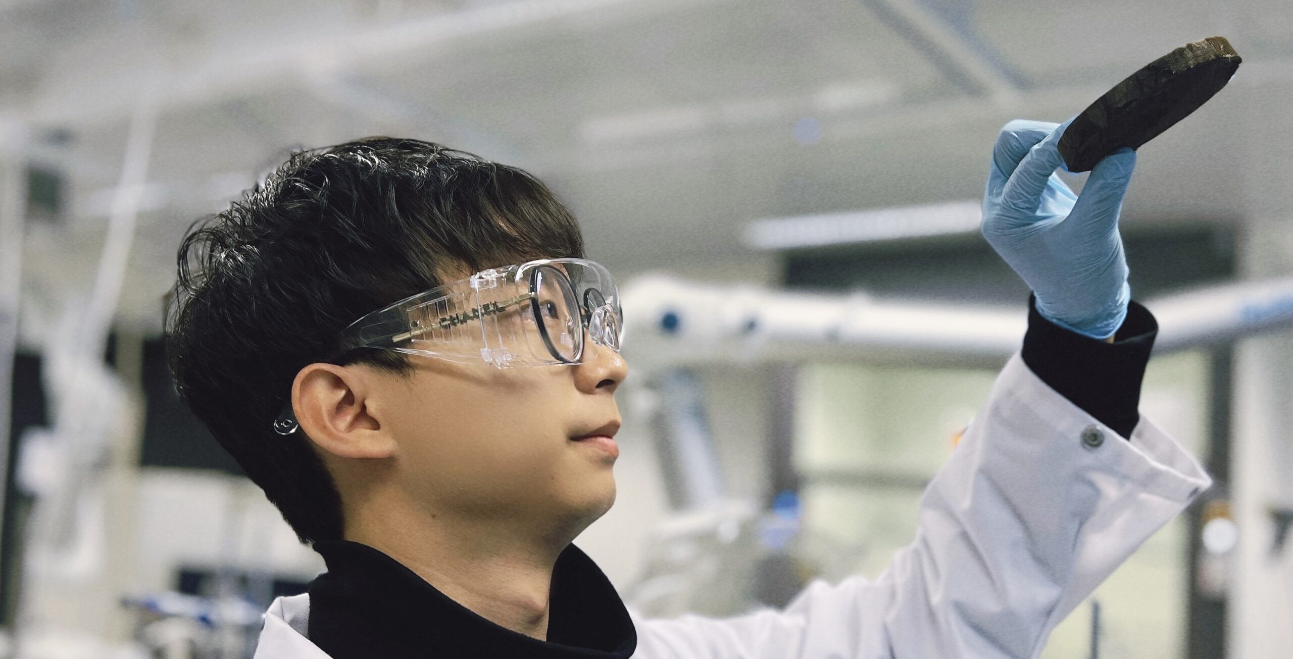 Light as a feather nanomaterial extracts drinking water from air